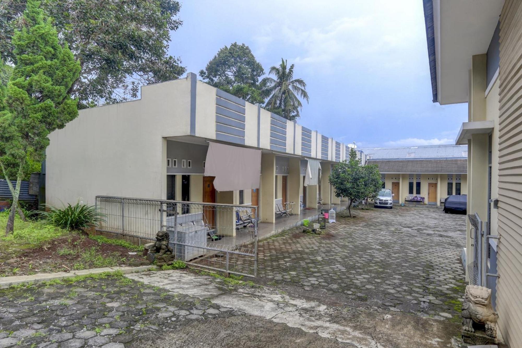 Oyo Life 90159 Puri Asoka Guest House Semarang Exterior photo